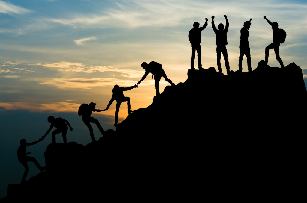 Gruppe von Leuten klettern auf dem Berg