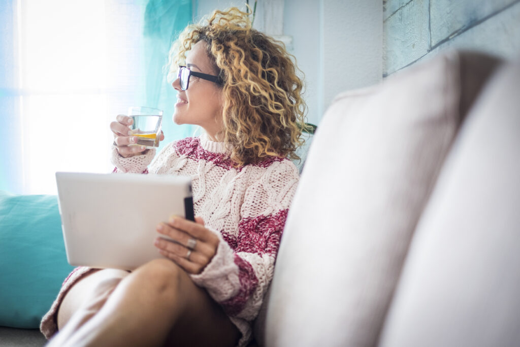 Frau mit locken und Unterlagen im Büro