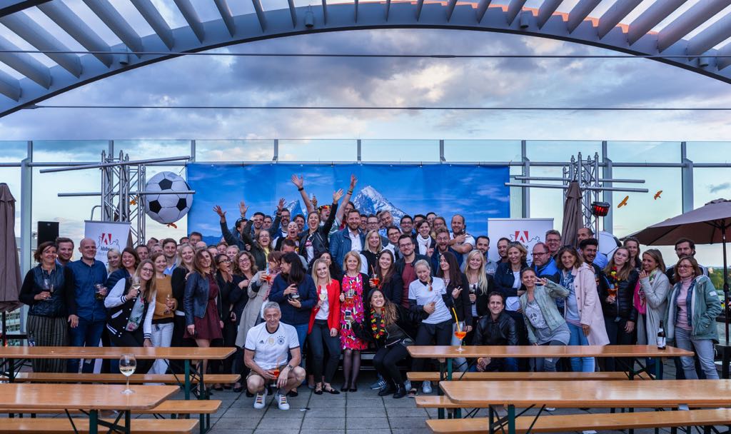 Viele Kollegen freuen sich auf ein Gruppenfoto auf dem Dachgeschoss