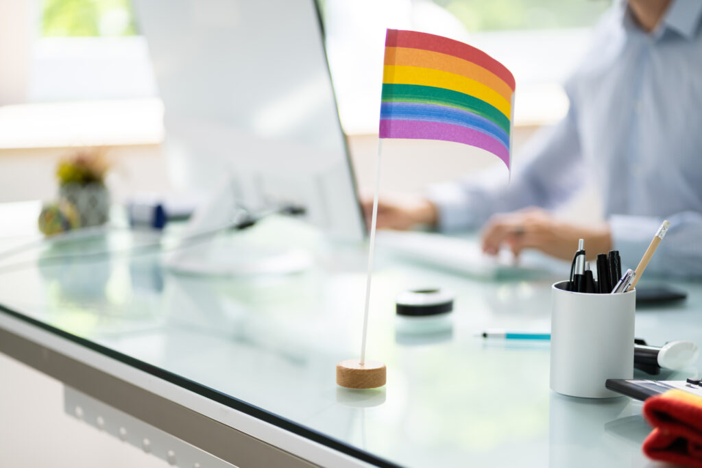 LGBTQ Flagge auf dem Arbeitsplatz