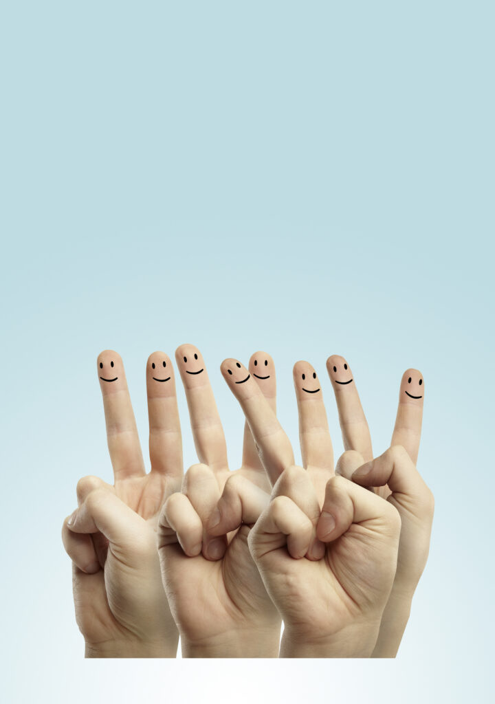 Finger die Peace zeigen mit Smileys drauf