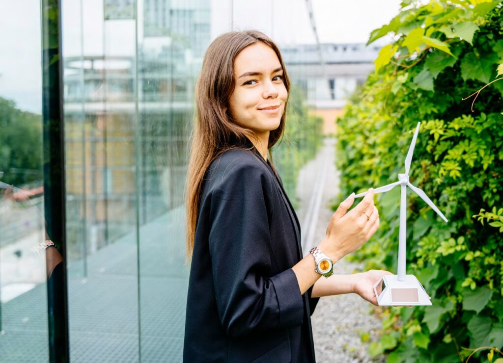 Mädchen mit braunen Haaren mit kleinem Windrad in der Hand