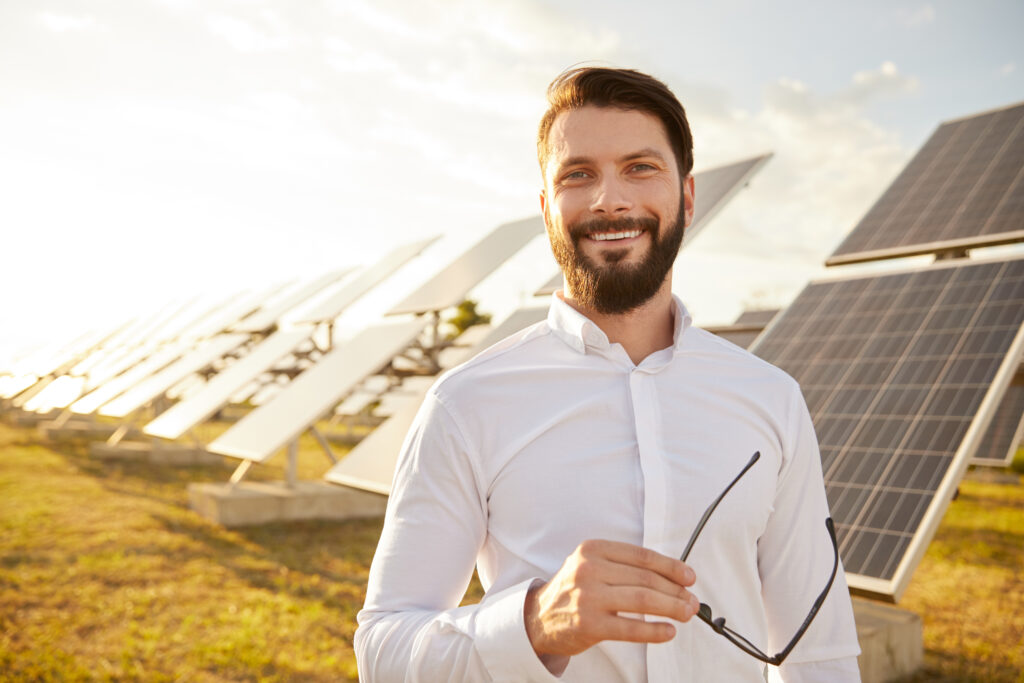 Mann mit Bart vor Solaranlagen