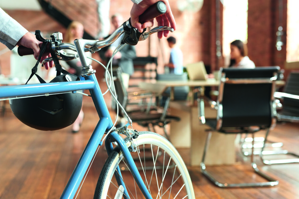 Fahrrad mit Helm im Büro