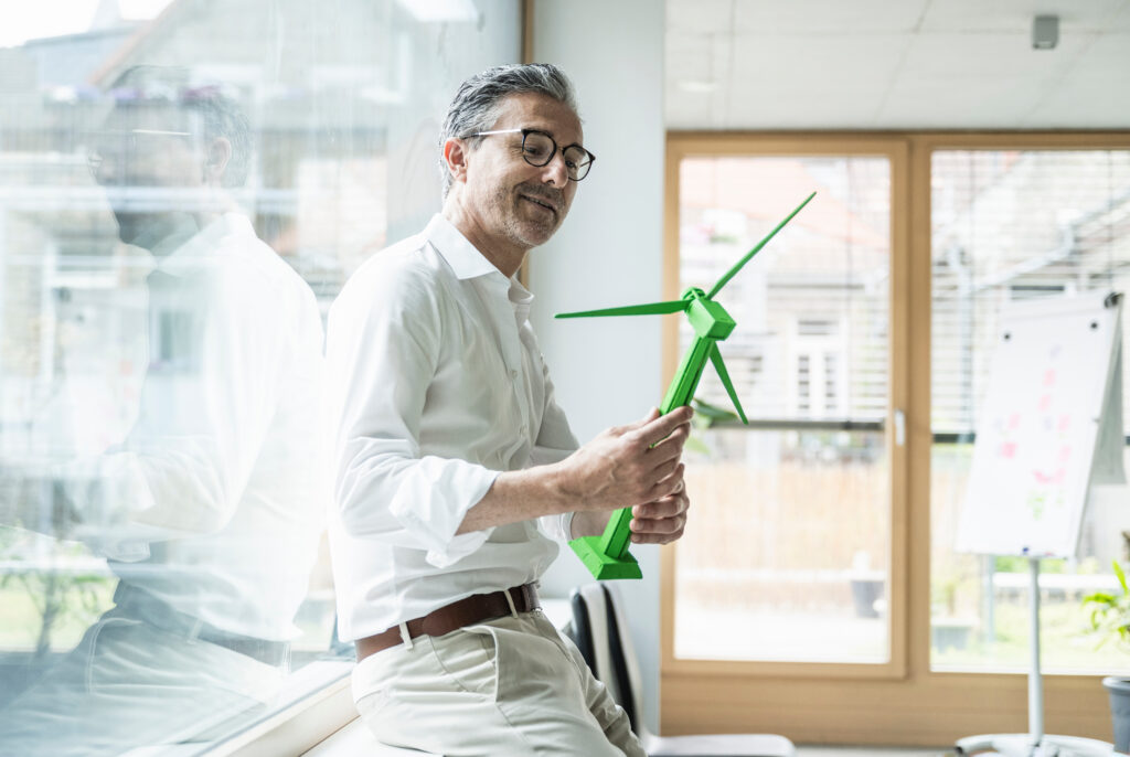 Mann mit Propeller im Büro