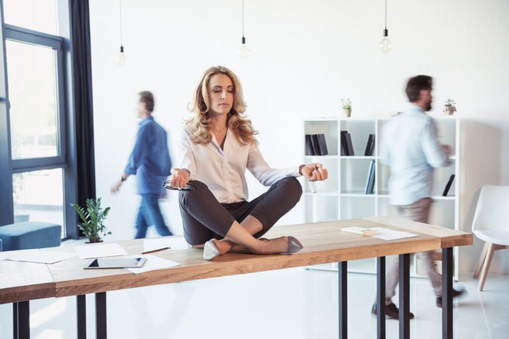 Frau im Schneidersitz auf dem Tisch